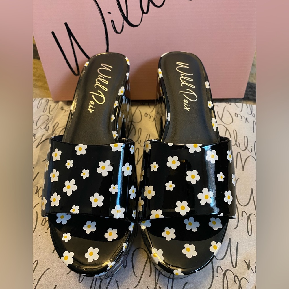 New Wild Pair Melborne Black Daisy Platform Slip-in Sandals - Picture 2 of 4